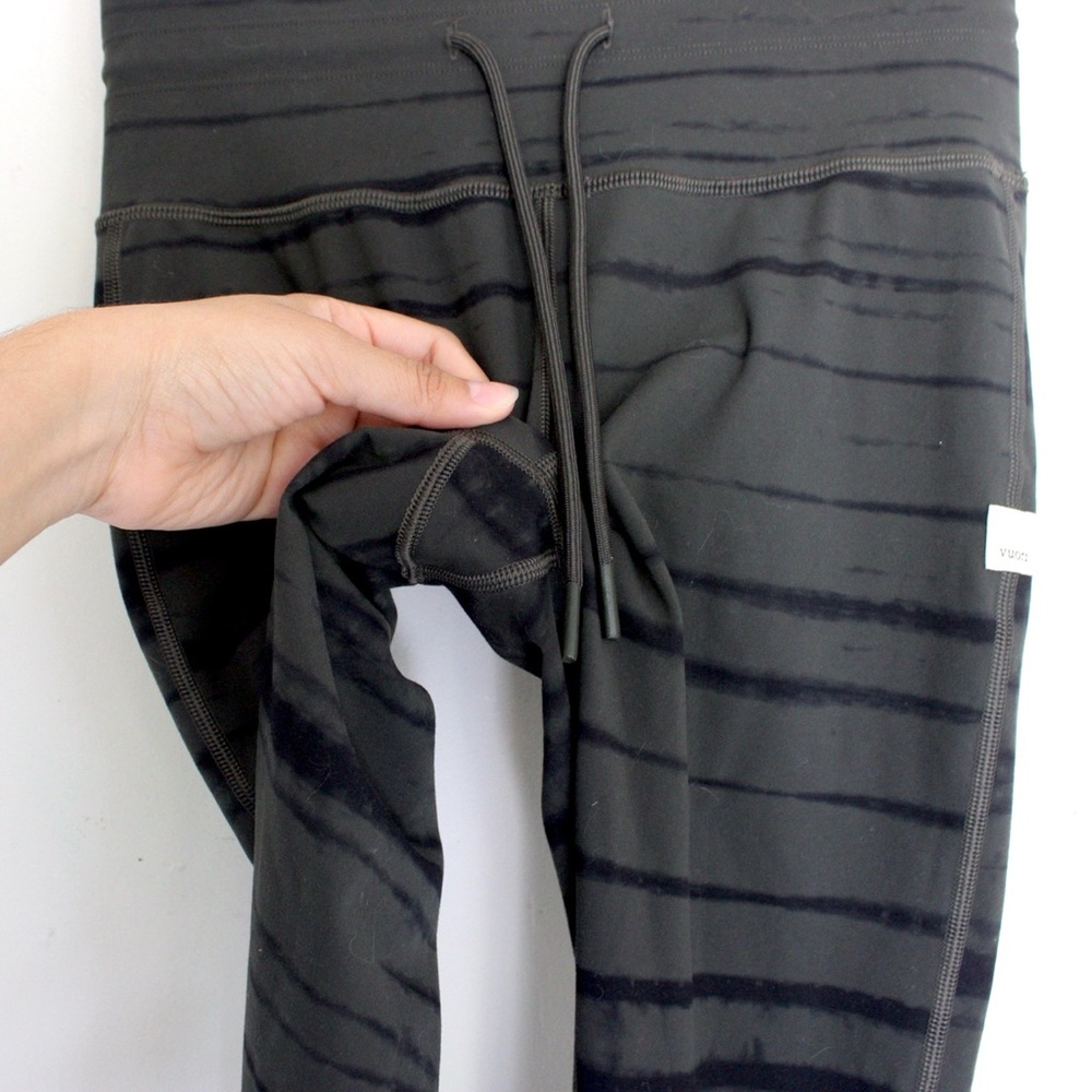 Vuori Daily Leggings Dark Oregano Shibori Stripe - Picture 5 of 8